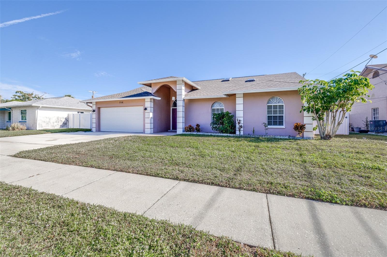 Listing photo id 2 for 714 Charlotte Avenue