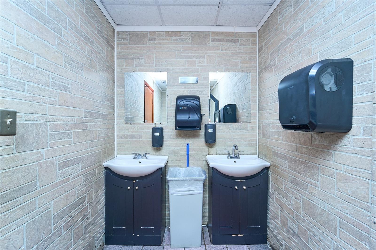 Image 18 of 31 For 706 Brandon Boulevard