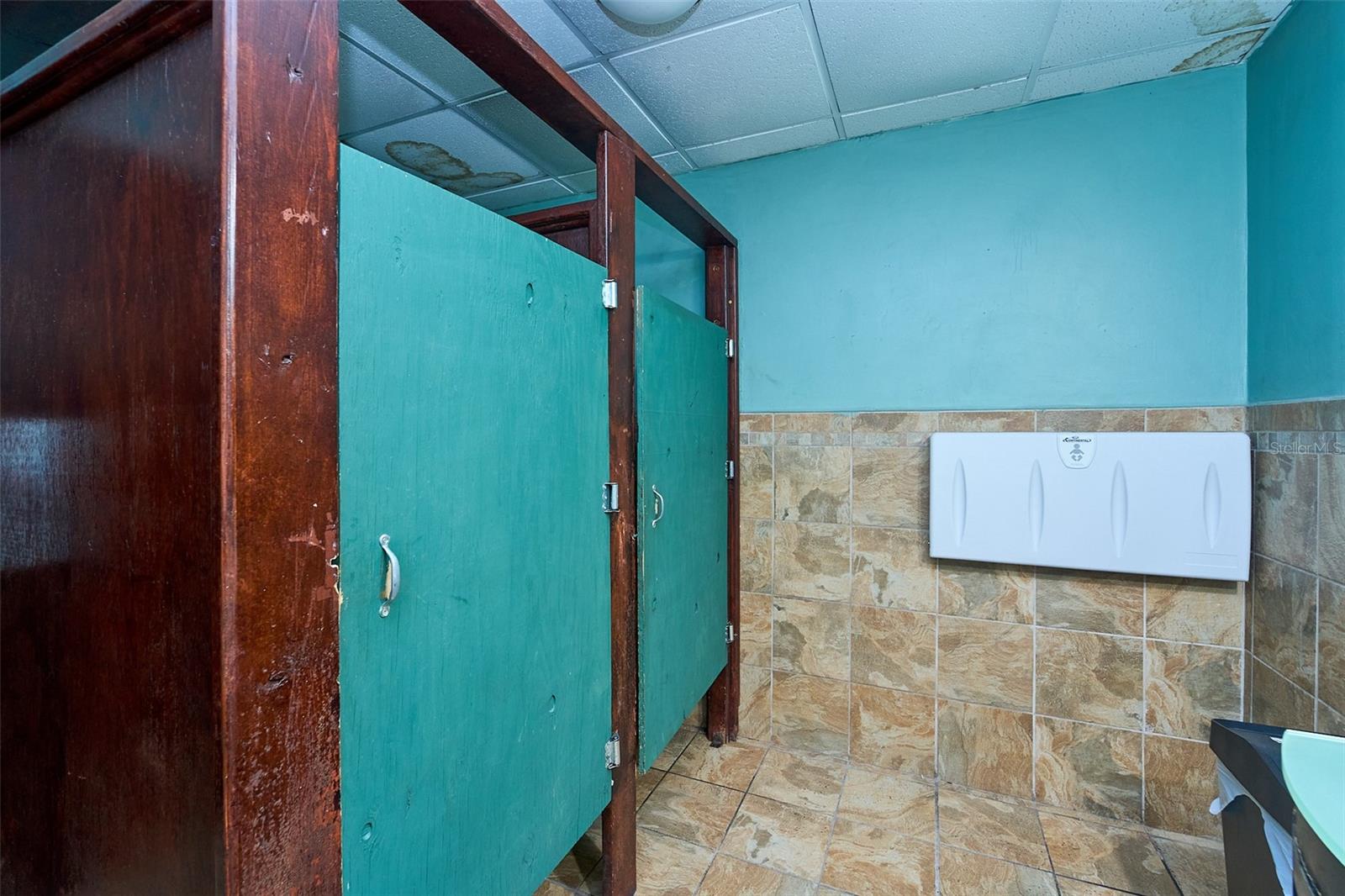 Image 20 of 31 For 706 Brandon Boulevard