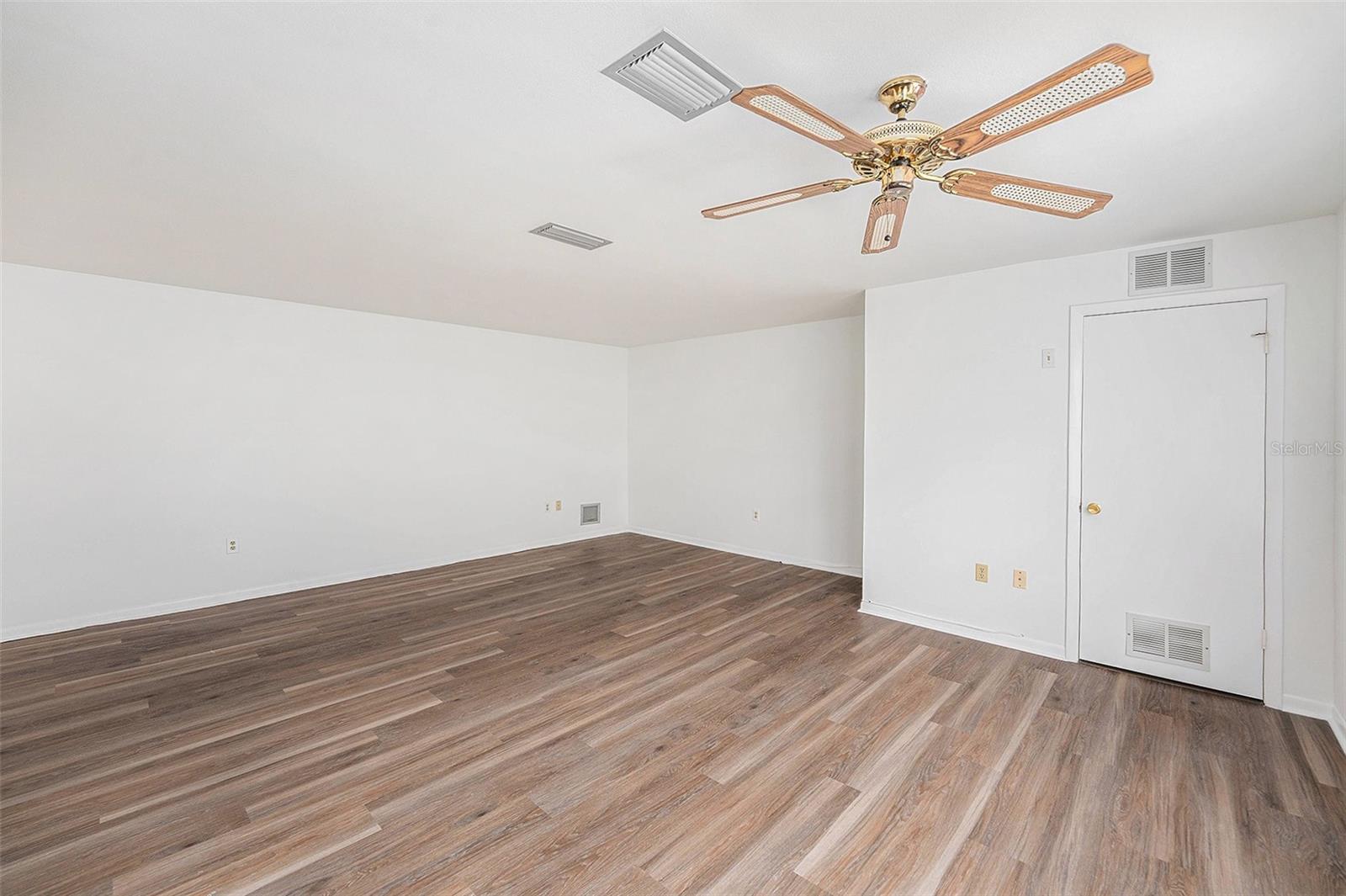 Image 15 of 37 For 5623 80th Street N 211