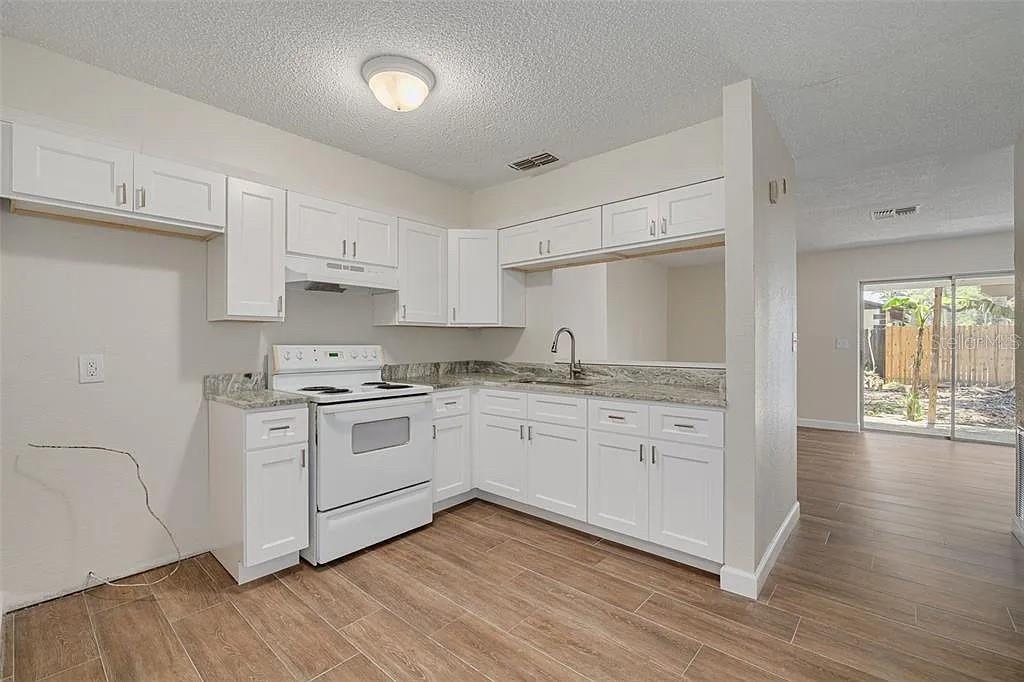 Image 4 of 24 For 7116-7120 Oakwood Drive