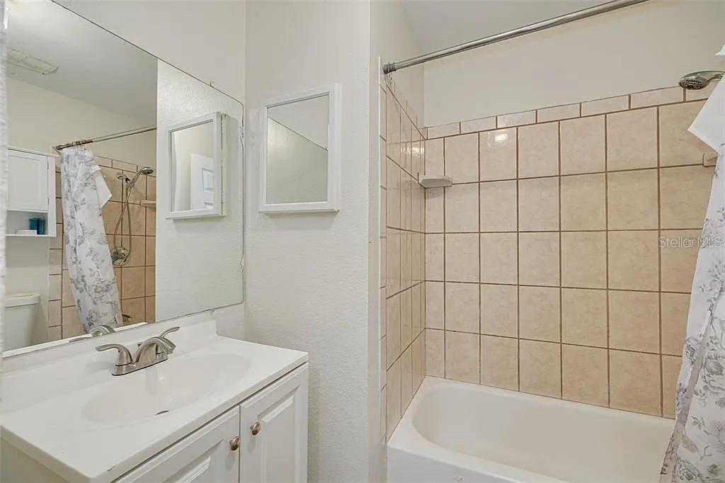 Image 5 of 24 For 7116-7120 Oakwood Drive