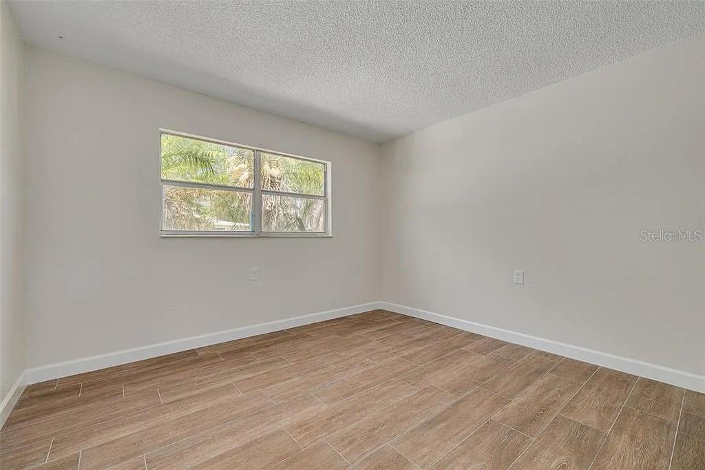 Image 9 of 24 For 7116-7120 Oakwood Drive