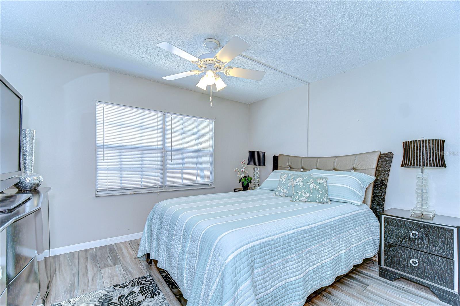 Image 22 of 39 For 13870 Oakwood Lane