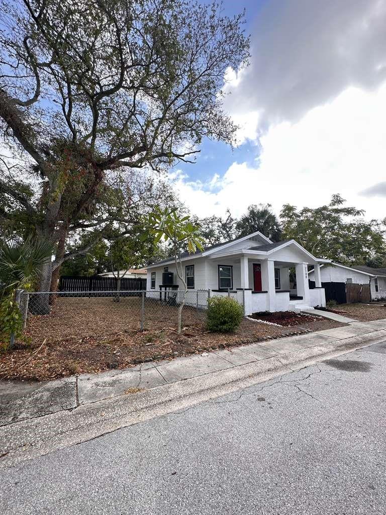 Image 4 of 41 For 2100 Auburn Street S