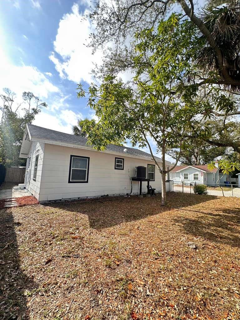 Image 5 of 41 For 2100 Auburn Street S