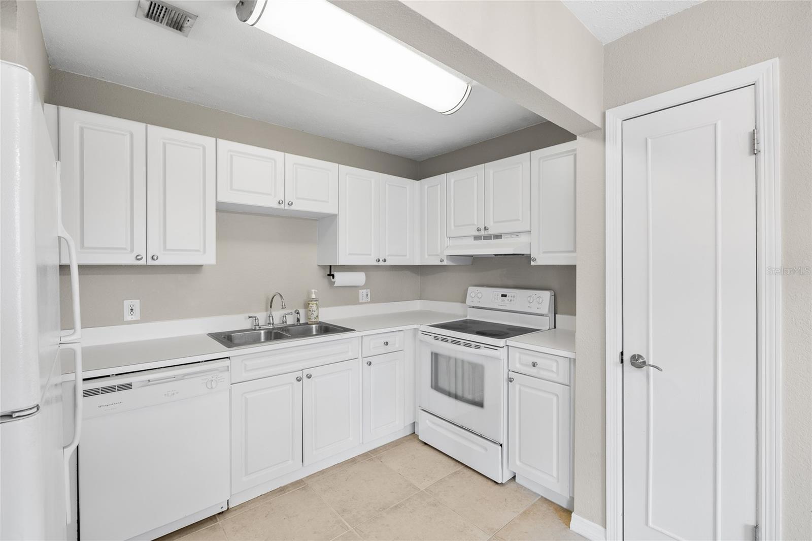 Image 11 of 28 For 13758 Orange Sunset Drive 202