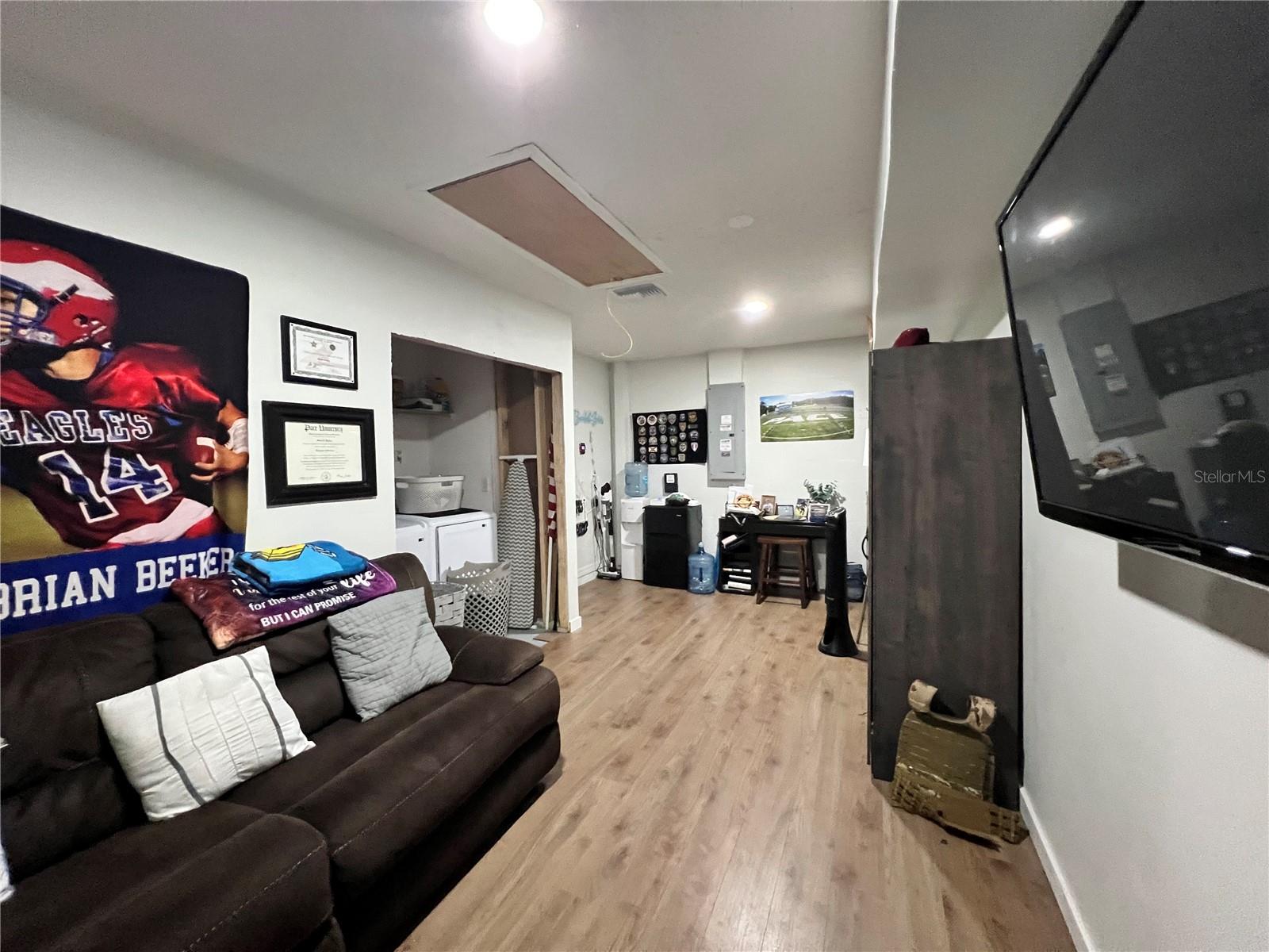 Listing photo id 8 for 3357 Ambassador Avenue