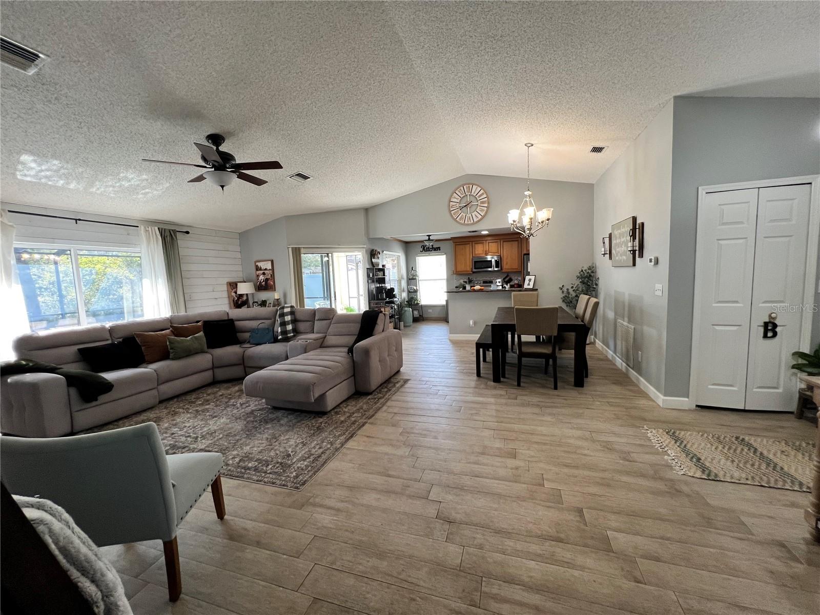 Listing photo id 10 for 3357 Ambassador Avenue