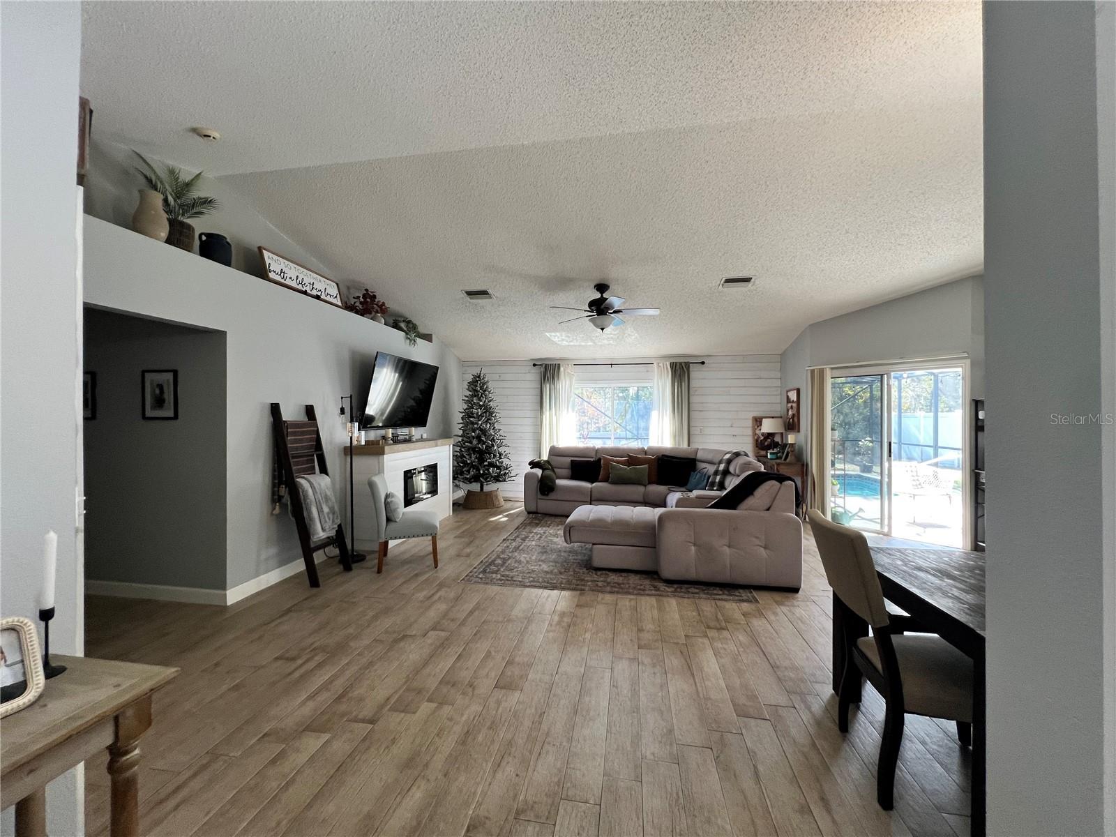 Listing photo id 11 for 3357 Ambassador Avenue