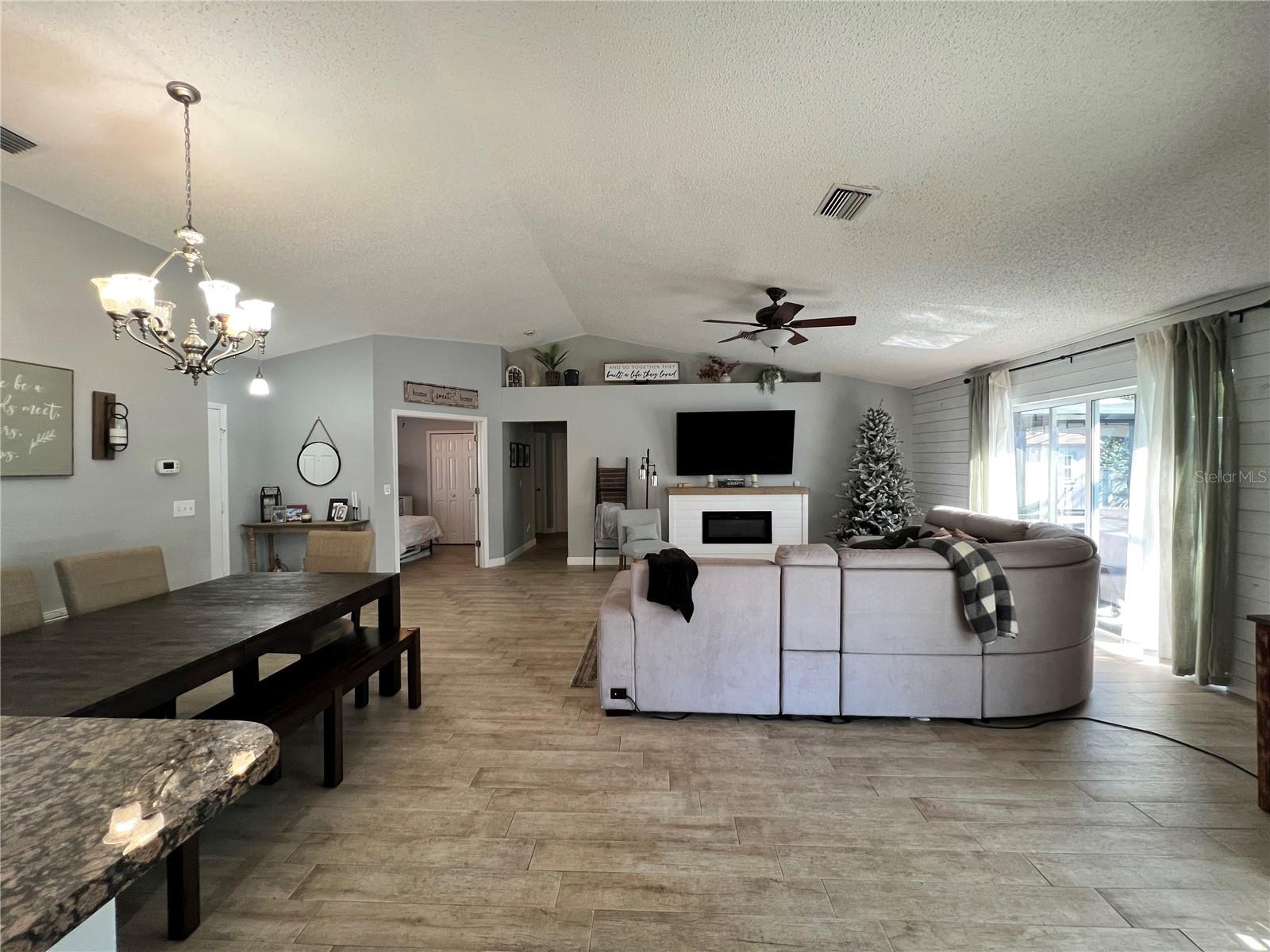 Listing photo id 13 for 3357 Ambassador Avenue