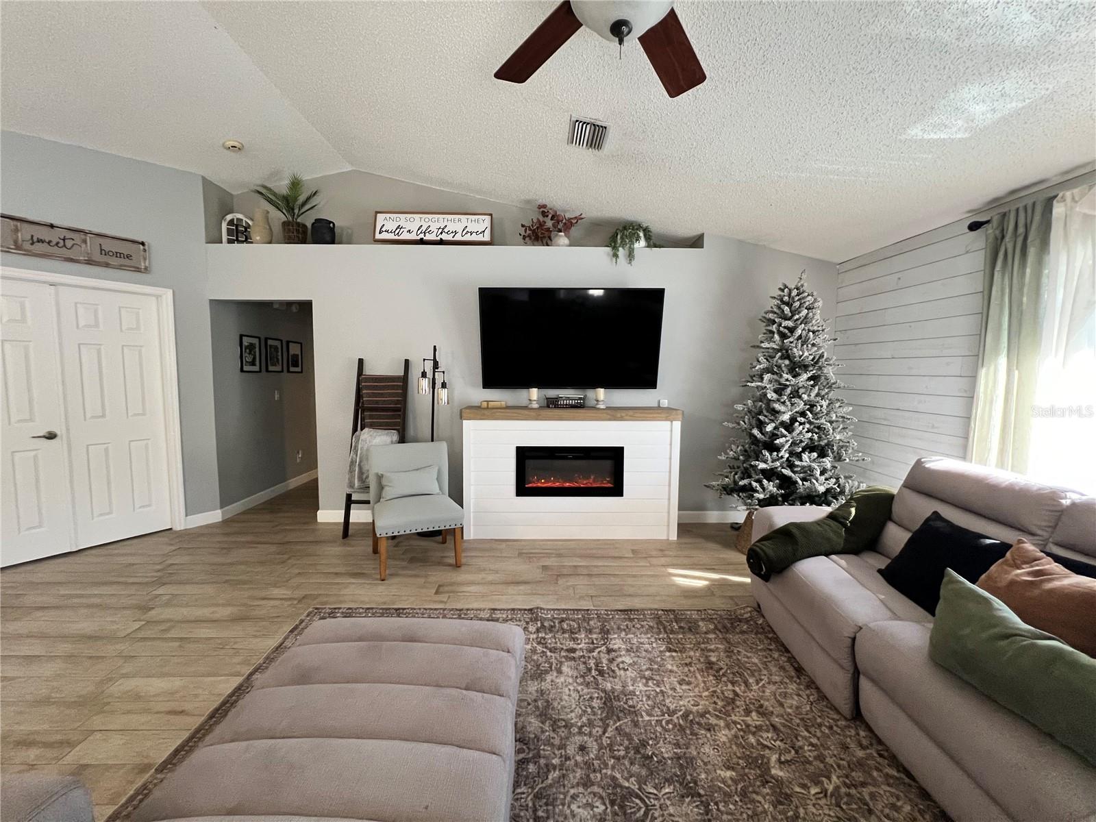 Listing photo id 14 for 3357 Ambassador Avenue