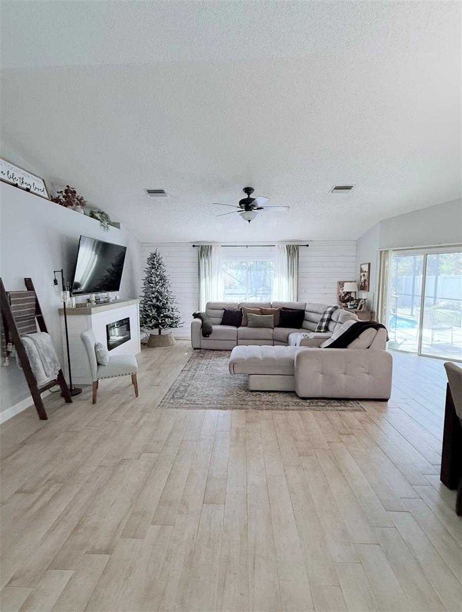 Listing photo id 28 for 3357 Ambassador Avenue