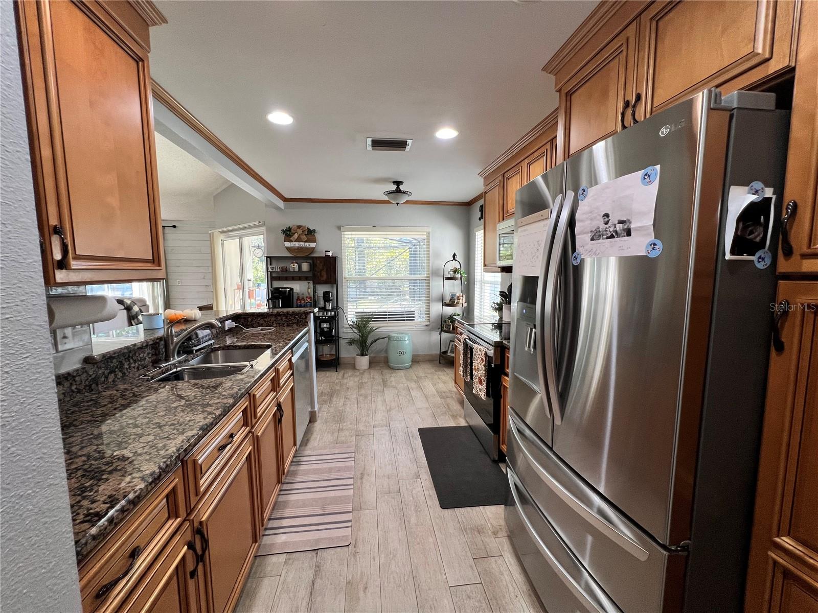 Listing photo id 7 for 3357 Ambassador Avenue