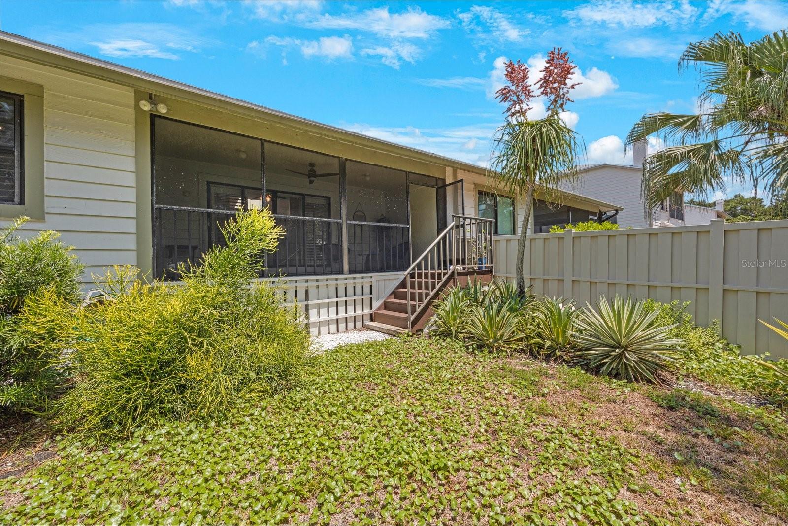 Image 23 of 49 For 842 Amelia Court Ne