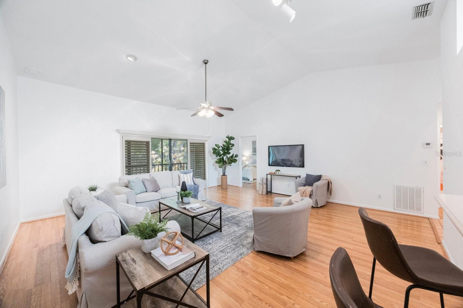 Image 4 of 49 For 842 Amelia Court Ne