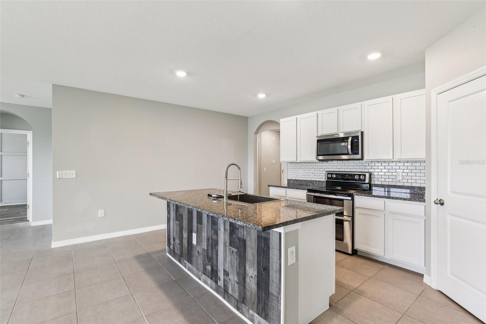 Listing photo id 10 for 10904 Tally Fawn Loop