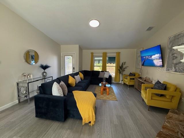 Image 4 of 26 For 520 Mcarthur Avenue