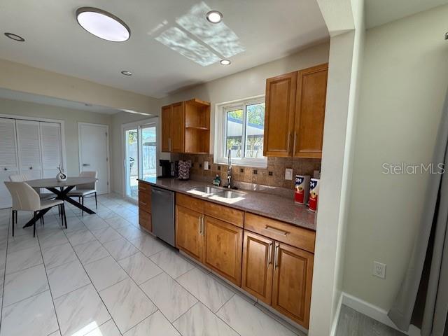 Image 8 of 26 For 520 Mcarthur Avenue