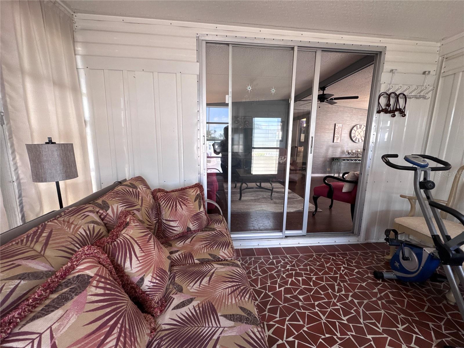 Listing photo id 15 for 2331 Belleair Road 904