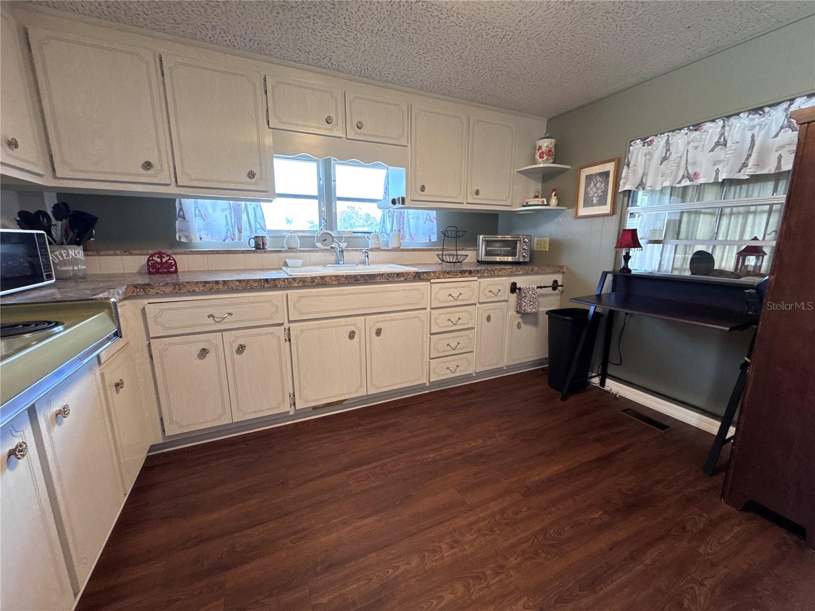 Listing photo id 4 for 2331 Belleair Road 904