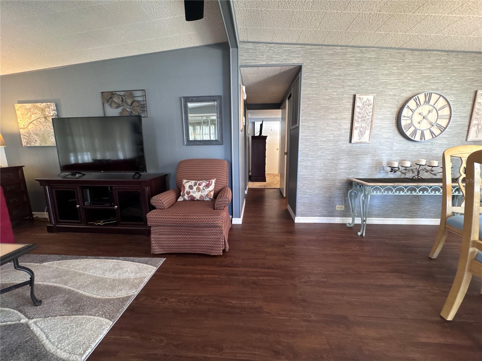 Listing photo id 6 for 2331 Belleair Road 904