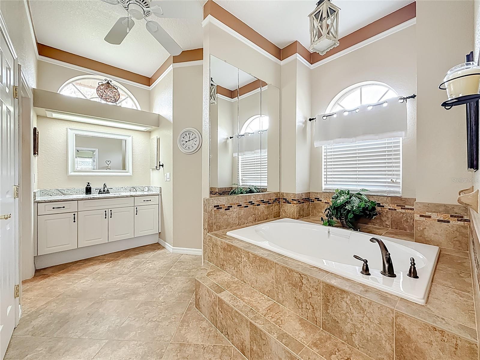 Image 19 of 57 For 2387 Hillcreek Circle E