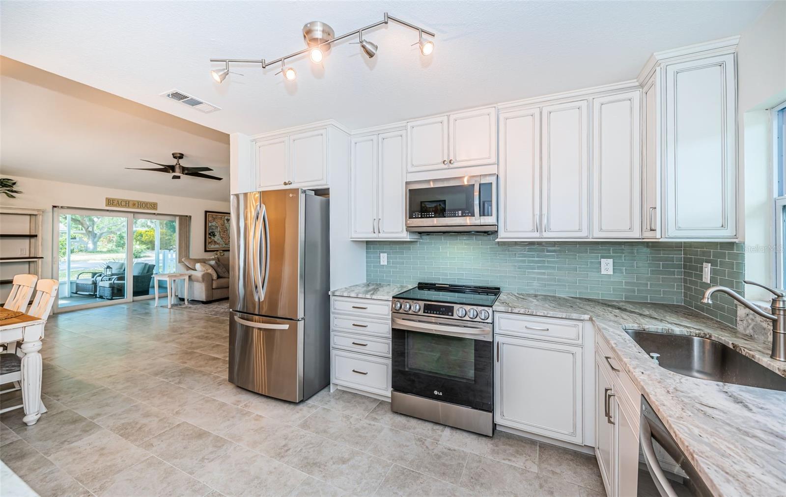 Image 23 of 40 For 969 Gulf View Boulevard