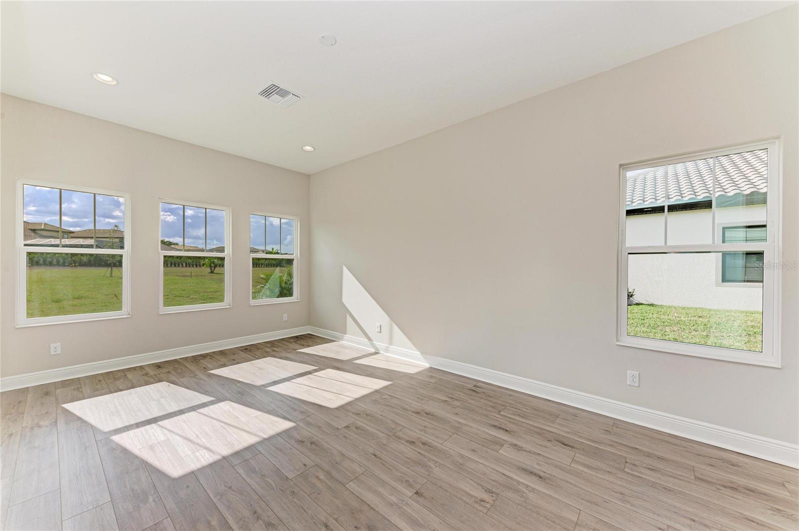 Image 24 of 46 For 10073 Meadowrun Drive