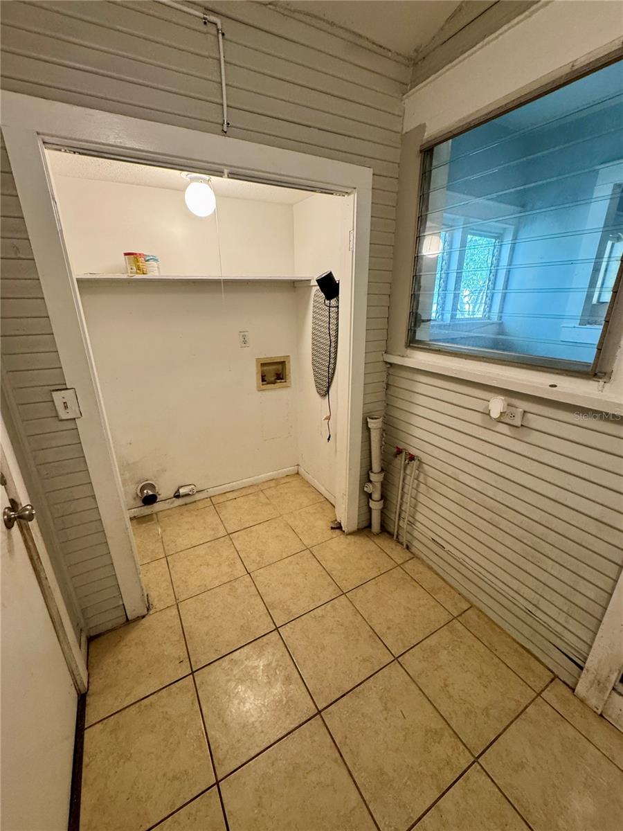 Image 23 of 27 For 1920 Paris Street