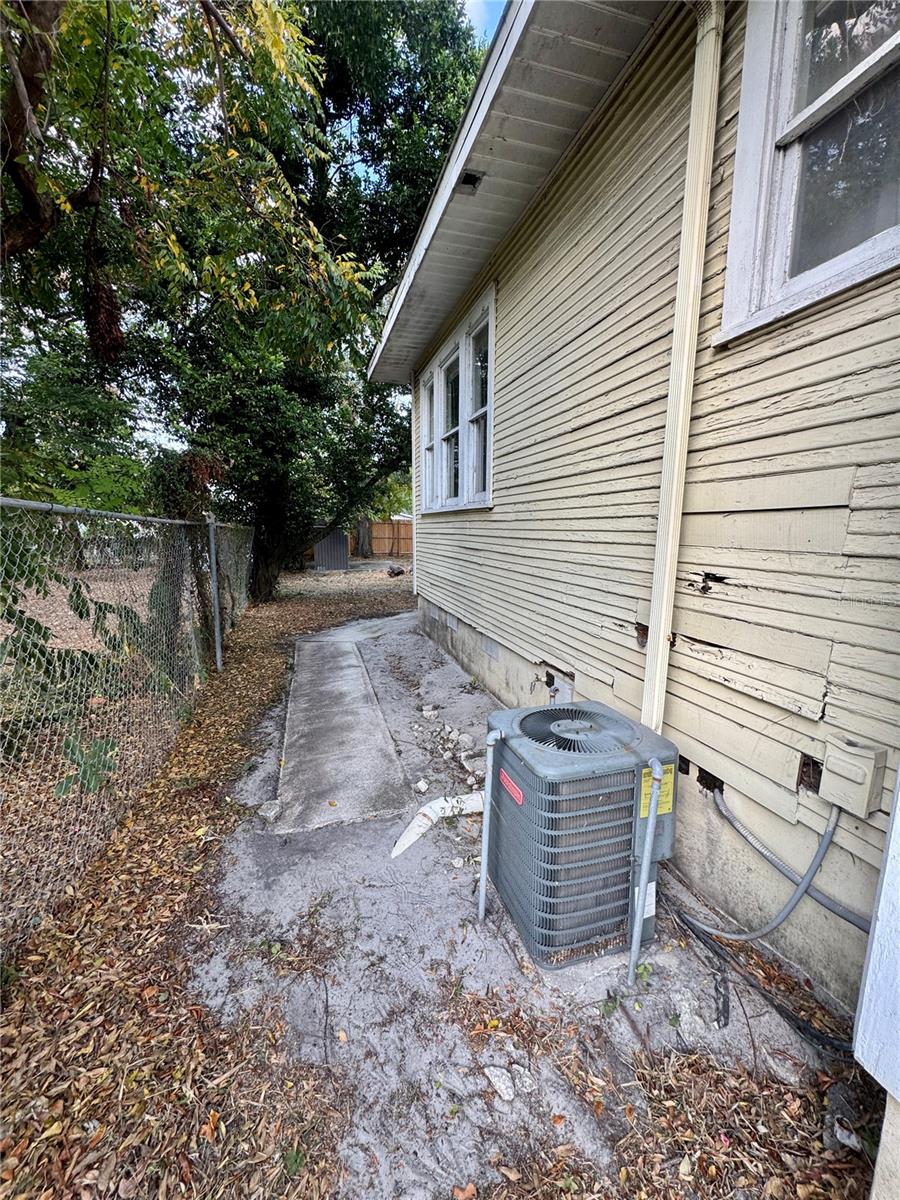 Image 26 of 27 For 1920 Paris Street