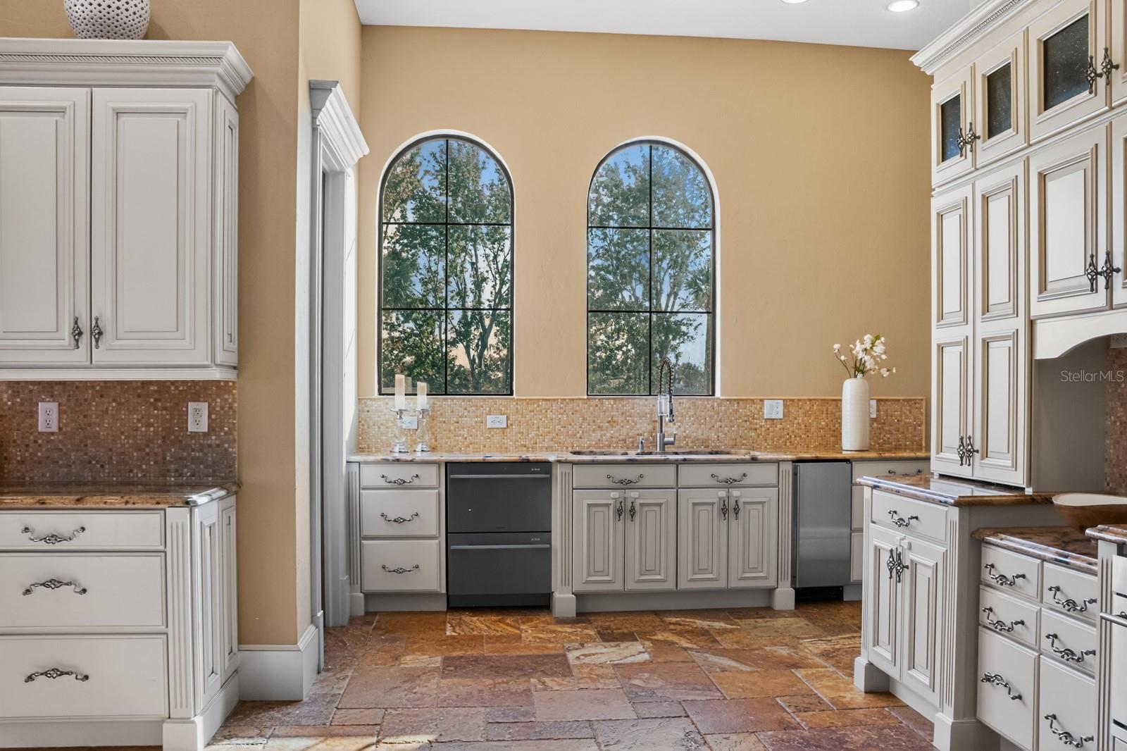 Listing photo id 12 for 10641 Broadland Pass