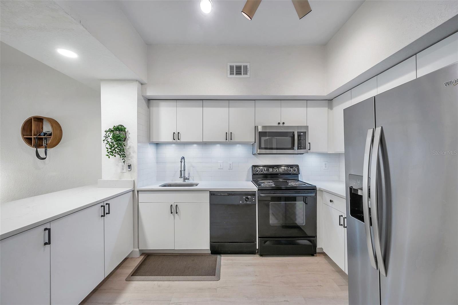 Image 6 of 33 For 520 Armenia Avenue 1233