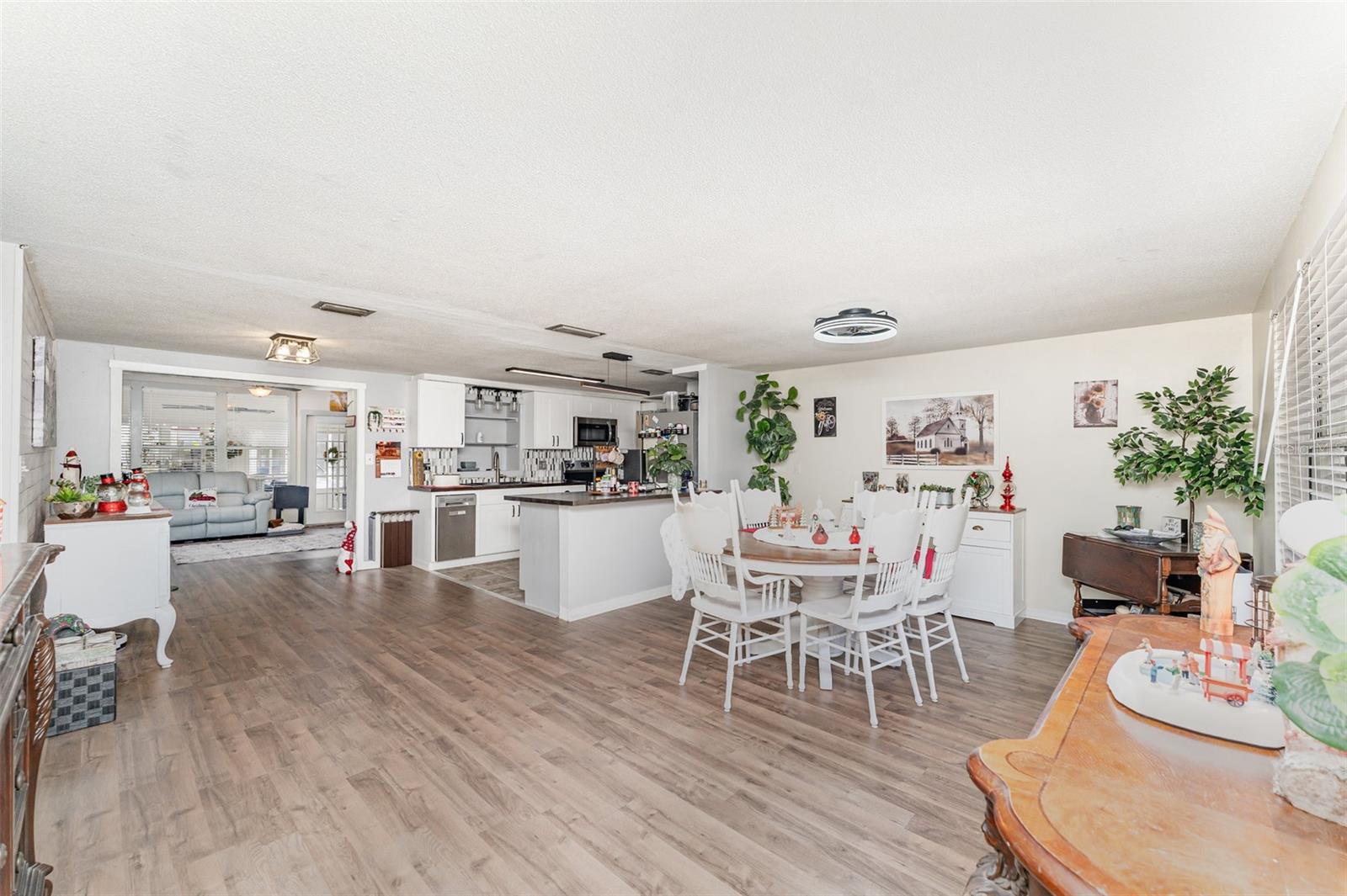 Image 4 of 30 For 4145 Willow Oak Road