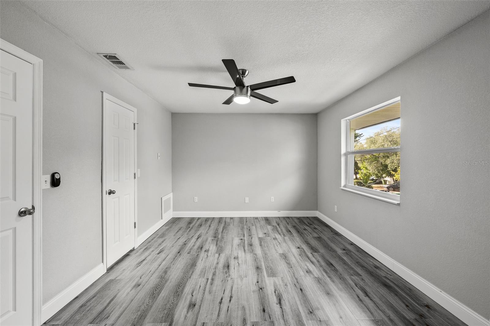 Image 22 of 31 For 210 Malcolm Court