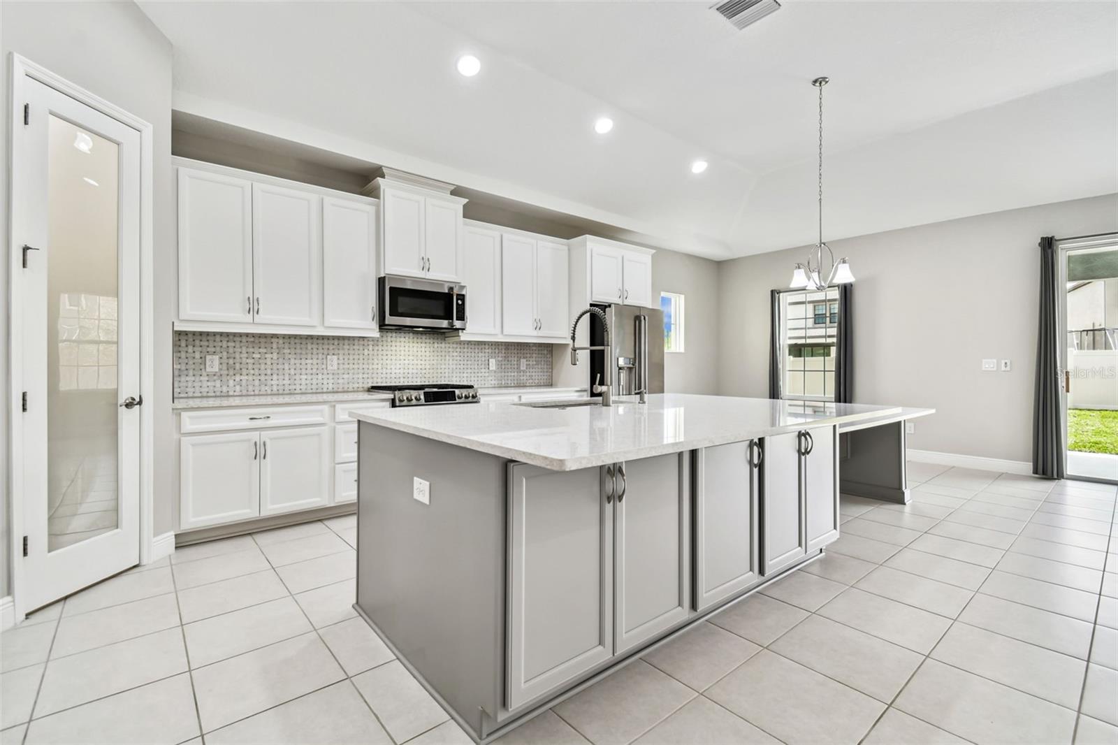 Image 6 of 39 For 21987 Emory Oak Place