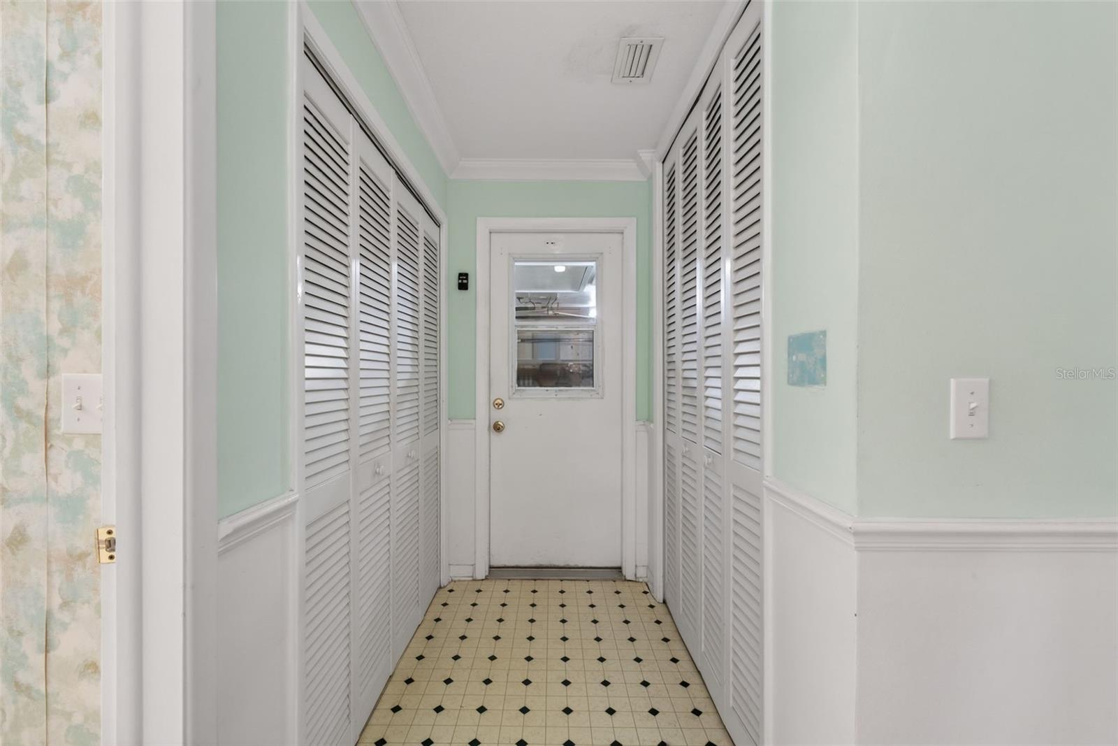 Listing photo id 23 for 1421 Sea Gull Drive S