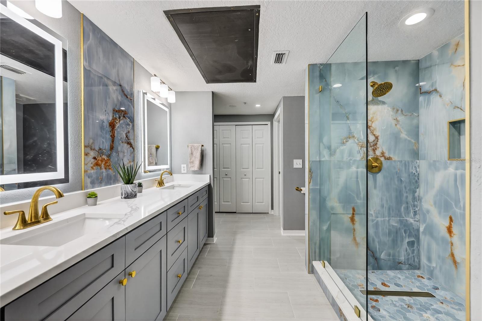 Listing photo id 8 for 2010 Palm Avenue 14304