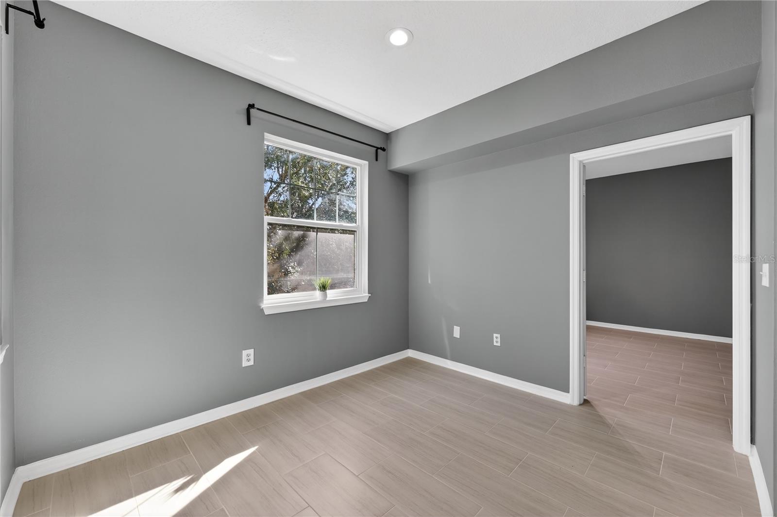 Listing photo id 9 for 2010 Palm Avenue 14304