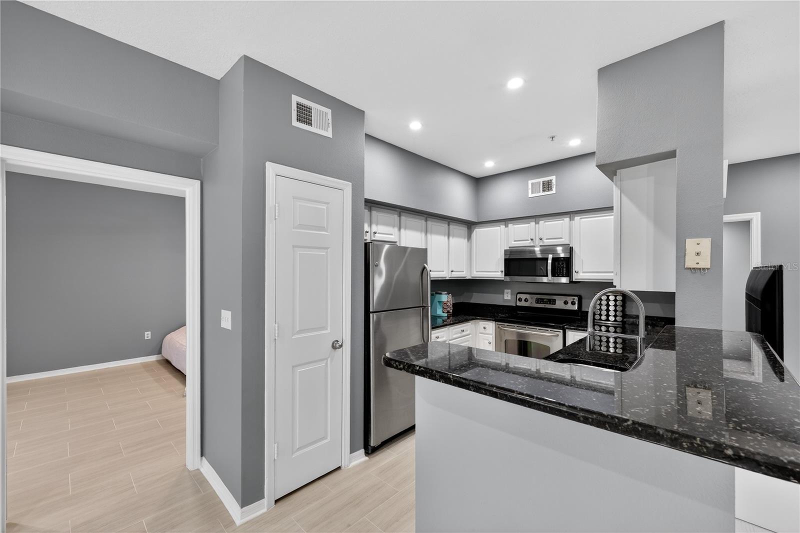 Listing photo id 10 for 2010 Palm Avenue 14304