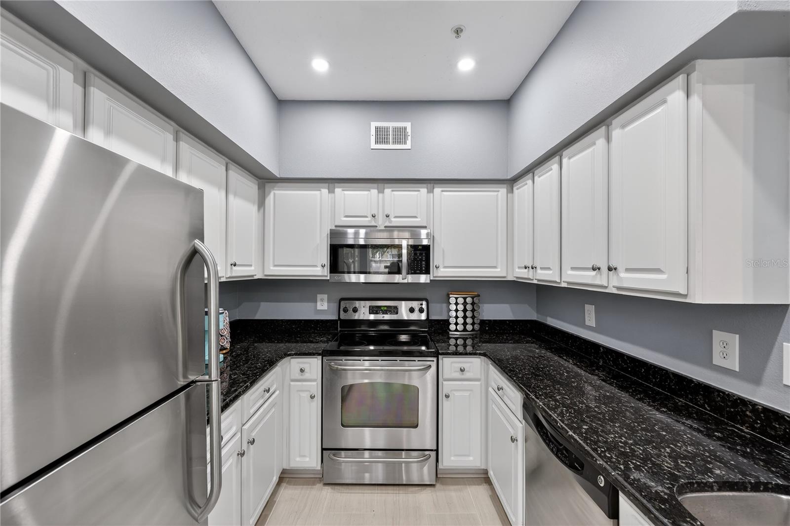 Listing photo id 11 for 2010 Palm Avenue 14304