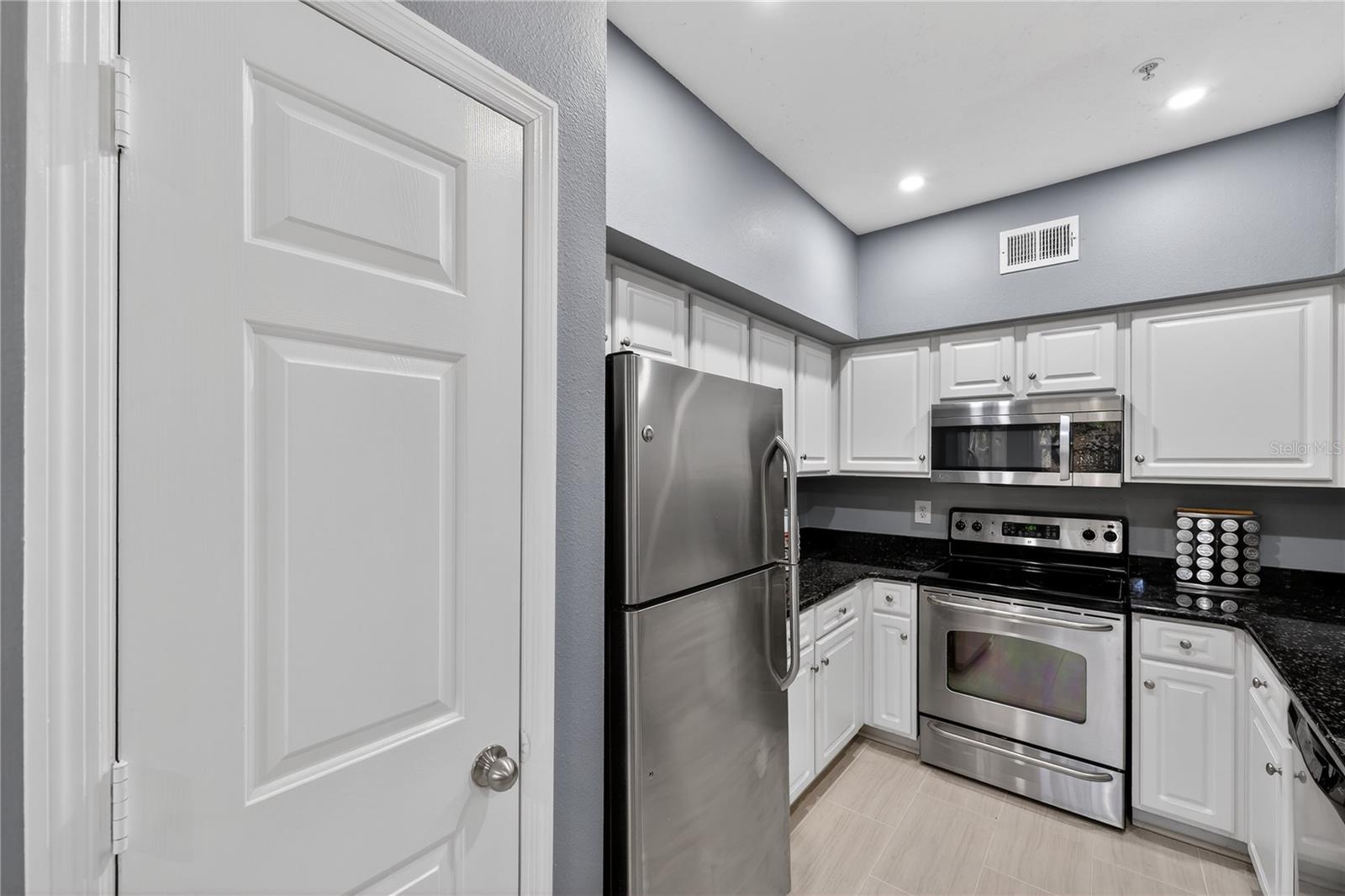 Listing photo id 12 for 2010 Palm Avenue 14304