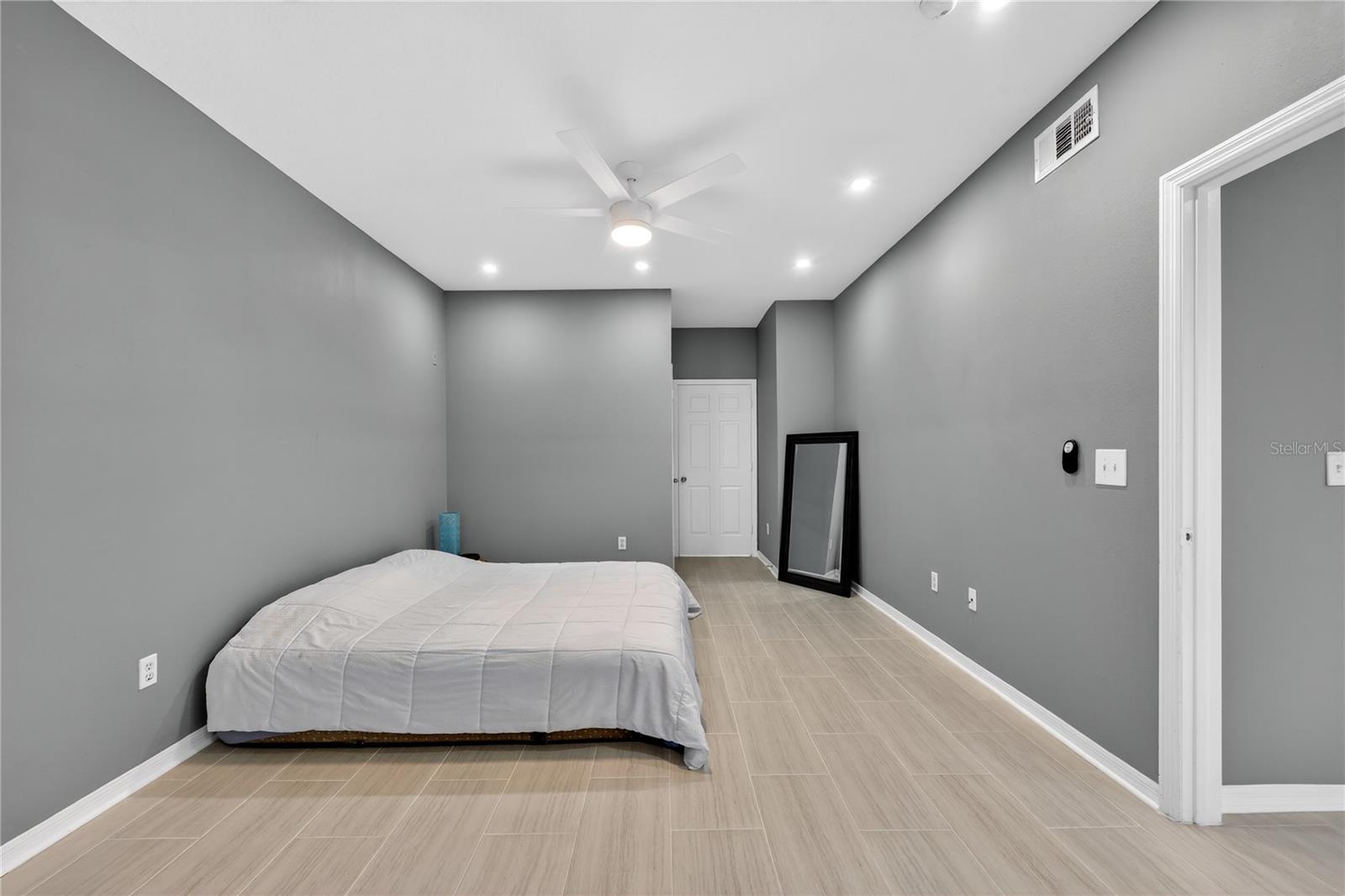 Listing photo id 13 for 2010 Palm Avenue 14304