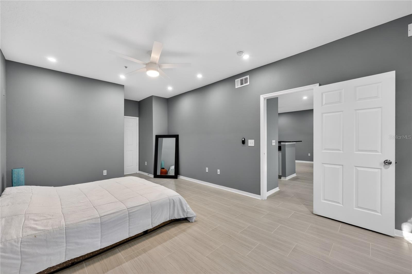 Listing photo id 15 for 2010 Palm Avenue 14304