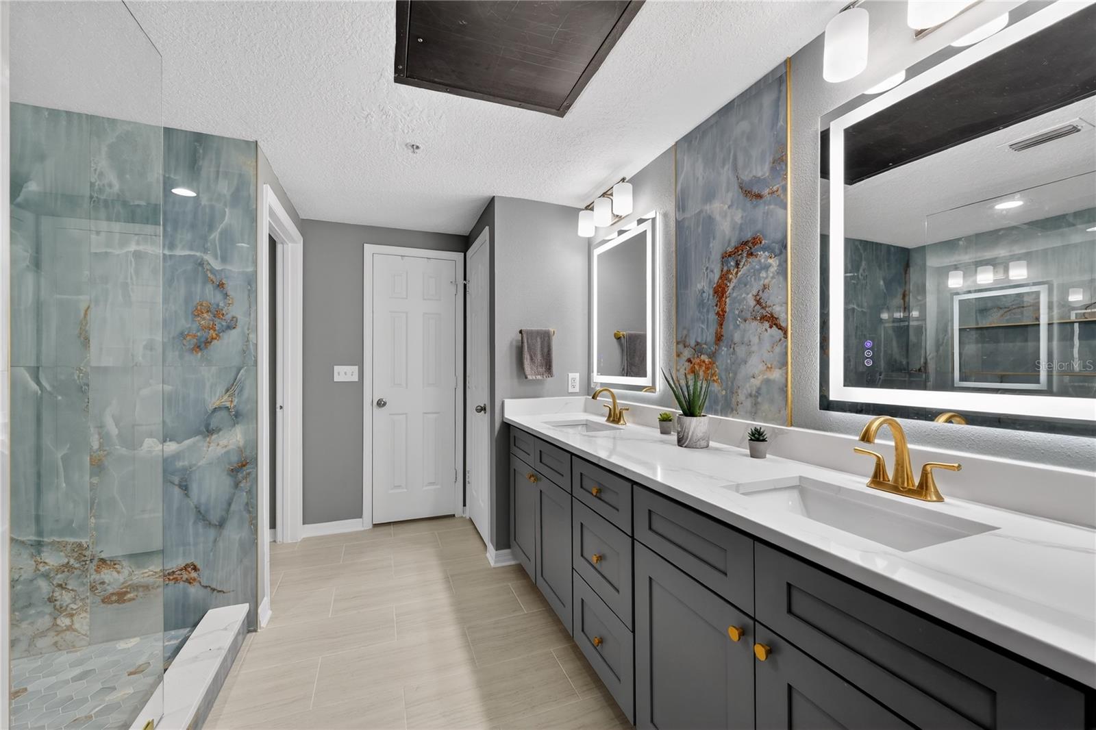 Listing photo id 16 for 2010 Palm Avenue 14304