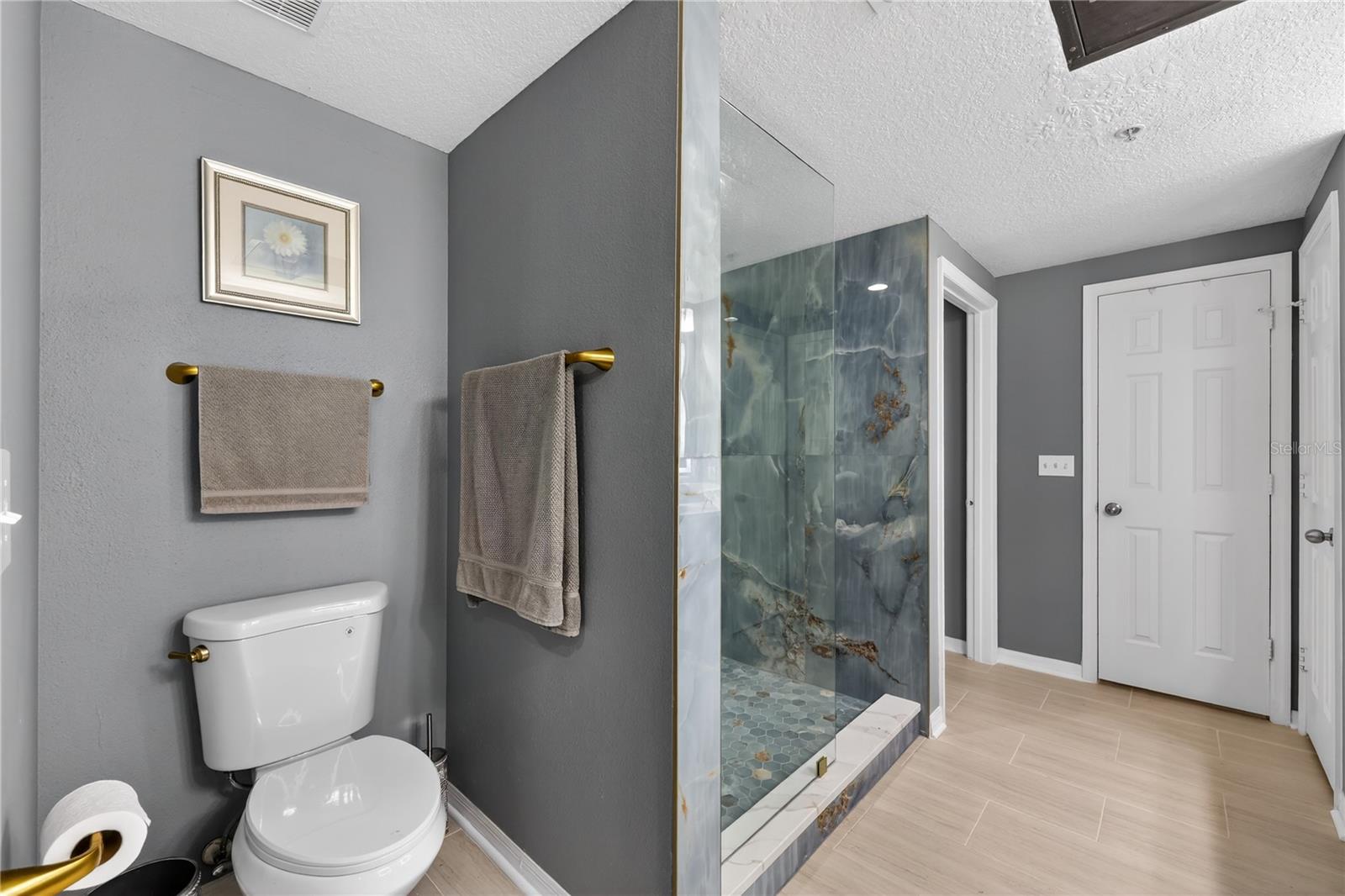 Listing photo id 17 for 2010 Palm Avenue 14304