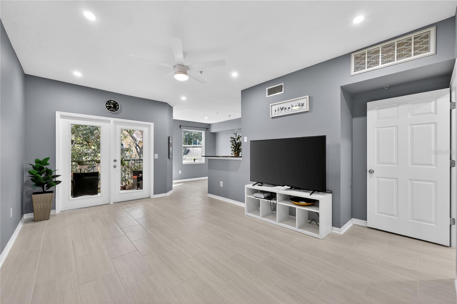 Listing photo id 22 for 2010 Palm Avenue 14304