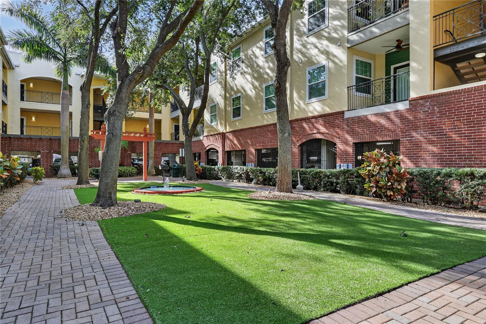Listing photo id 25 for 2010 Palm Avenue 14304