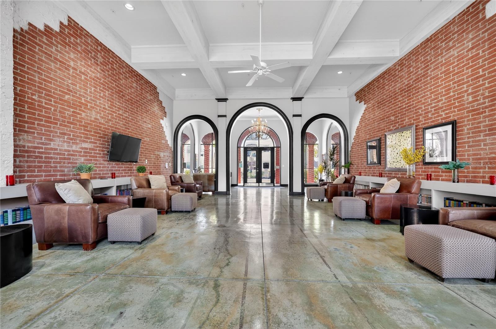 Listing photo id 28 for 2010 Palm Avenue 14304