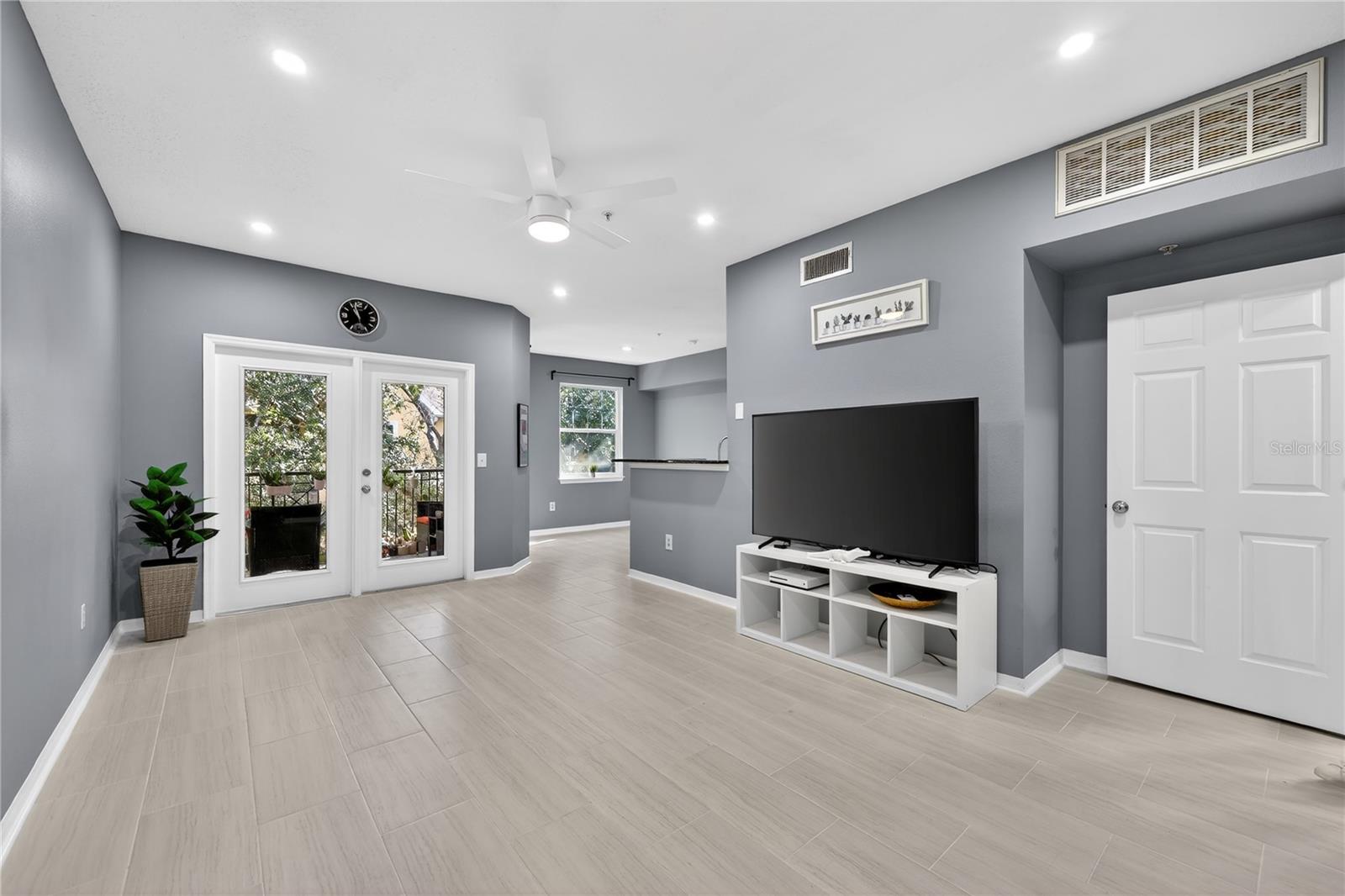 Listing photo id 2 for 2010 Palm Avenue 14304